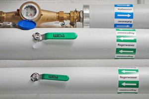  Regenwasser-Verteilleitungen von den Druckerhöhungsanlagen zu den Verbrauchsstellen (unten/grün) sowie Trinkwassernachspeisung zu den Vorlagebehältern (oben/blau). 