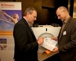  Karl Stuhlenmiller, Vertriebsleiter Lüftungssysteme von der Firma Dimplex (links), informiert über Neuentwicklungen 