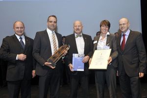  Dr. Jens Wichtermann (2. v.l.), Direktor Unternehmenskommunikation und Nachhaltigkeitsmanagement bei Vaillant, freut sich über die Auszeichnung der weltweit ersten Zeolith-Gas-Wärmepumpe "zeoTherm" 