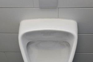  An den Urinalen sorgt die Infrarotsensorik von „Tece“ für hygienisches Spülen 
