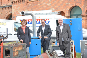  Dr.-Ing. Anke Tuschek vom Bundesverband der Energie- und Wasserwirtschaft, Roland Gilges und Dirk Hunke (rechts), beide Geschäftsführer der gc Wärmedienste GmbH, präsentieren „Deutschlands älteste Heizkessel“ im Rahmen der Abschlussveranstaltung der gleic 