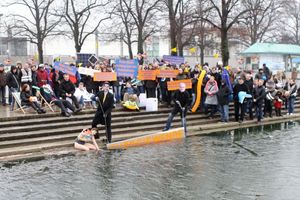  Über 100 Menschen  protestieren in Hannover gegen  den geplanten Solarförderungs-Kahlschlag   
