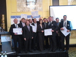  Die Parlamentarische Staatssekretärin im Bundesumweltministerium, Katherina Reiche (Mitte), nahm die Auszeichnung der Gewinner vor 