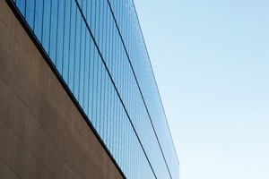  Für die Belüftung der eindrucksvollen Glasfassaden sorgen weit über 100 Antriebe 