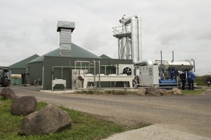  Die Organic-Rankine-Cycle-Anlage (rechts) erzeugt aus Abwärme zusätzlichen Strom.  