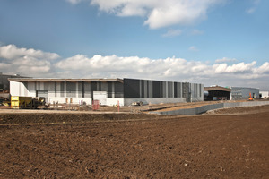  42000 m2 Dachfläche: In Lindlar verbinden sich die fünf Hallen von Holz-Richter zu einem riesigen Neubaukomplex 