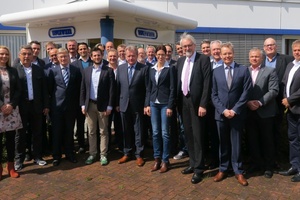  Fast 40 Teilnehmer konnte Geschäftsführer Axel Grimm (Vierter von rechts) im Rahmen der ordentlichen Mitgliederversammlung des BVF in Twist begrüßen. 