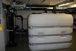  Abbildung 5: Installierte Anlagentechnik mit Sauerstoffanreicherung, Entgasungstanks und Reinfiltrationspumpe im Untergeschoss der Berufsakademie  