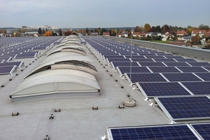  Über 1500 Solarmodule wurden von Fachleuten der Sunova AG auf dem Dach installiert. Da der Unterbau aus Aluminium sehr leicht ist und die Konstruktion zudem den Winddruck minimiert, reichte die geringe statische Reserve von 10 kg/m² aus. 