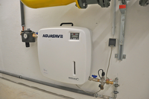  Zur Wasseraufbereitung sowie zum Schutz der Heizleitungen wurde das System „Agua Save“ in die Anlage integriert. Mit ihm lassen sich pH-Wert und Leitfähigkeit des Wassers stabilisieren. 