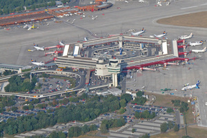  Das markante Terminal A des Flughafens „Otto Lilienthal“ in Berlin-Tegel mit seinem sechseckigen Grundriss wurde im November 1974 eröffnet. Über 14 Fluggastbrücken gelangen die Passagiere in die Flugzeuge. 