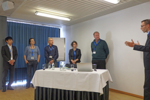  Internationale Veranstaltung: Diskussion nach einer Session mit (v.l.n.r.) Fumiaki Takahashi, Tokyo, Cristiane Cavalcanti, Brasilien,  Loay Hannoudi, Dänemark, Seda Nur Alkan, Türkei, und Rene Kobler, Schweiz sowie dem Chairman Wolfram Sarber, Italien 