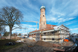  Im Schatten der Kirche entsteht im Herzen von Vilsbiburg derzeit die neue Kinderkrippe  