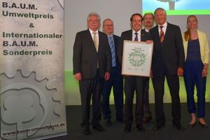 Hermann W. Brennecke präsentiert seine Urkunde zum B.A.U.M.-Umweltpreis 2013,  die ihm Prof. Dr. Maximilian Gege (2. von rechts) überreicht hat. 