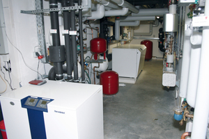  Die Hybrid-Wärmepumpe „ThermSelect“ im Vordergrund versorgt die Kubox-Appartments mit Warmwasser und steht ergänzend auch für den Heizbetrieb zur Verfügung 