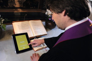  Pfarrer Martin Baltzer hat die Beleuchtung jederzeit und überall per Touchscreen im Griff  