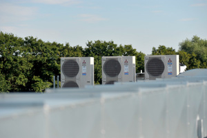  Die Luft/Wasser-Wärmepumpen der namhaften Hersteller sind auf die Kaskadierung vorbereitet – die Heizwärmeversorgung auch größerer Objekte mit Luft/Wasser-Wärmepumpen wird dadurch zu einer praktikablen und wirtschaftlichen Lösung. 