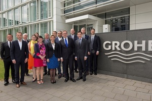  Michael Rauterkus, CEO Grohe AG (1. Reihe, 2. v.r.) und Olivier Harnisch, Chief Operating Officer Rezidor Hotel Gruppe (1. Reihe, r.) gemeinsam mit den Teilnehmern des GROHE Wasser-Workshops 2015 