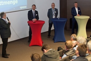  Prof. Dr.-Ing. Michael Günther von der Uponor Academy (ganz links) erörterte (v.l.n.r.) mit Dr.-Ing. Thorsten Pfullmann, Christian Fraedrich und Sebastian Thomas die Schadensprävention in Rohrsystemen. 