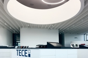  Im Erdgeschoss befindet sich neben Foyer und Seminarraum ein weitläufiger Ausstellungsraum mit den neusten Tece-Produkten. 