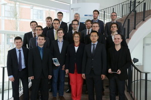  Staatssekretärin Brigitte Zypries mit den Gewinnern des Wettbewerbs "Auf IT gebaut" 