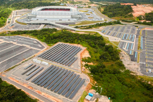  Die Solarmodule versorgen die „Arena Pernambuco“ und setzen so ein Zeichen für Solarenergie. 