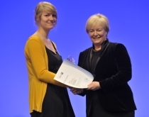 Carola Schaar, Vorsitzende des DIHK Bildungsausschusses, gratuliert Nina Wester zu ihrem Erfolg.