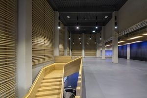  Das ehemalige Silo beinhaltet zwei offene Ebenen, verbunden durch einen in den Raum platzierten repräsentativen Treppenaufgang aus hellem Massivholz. 