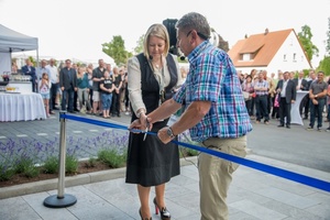  Die Vertreterin der Eigentümerfamilie und stellvertretende Vorsitzende der Board of Directors Oras Group Annika Paasikivi durchtrennte das symbolische blaue Band und erklärte das neue HANSA Firmengebäude somit für eröffnet. Hilfestellung bot Wolfgang Wutz 