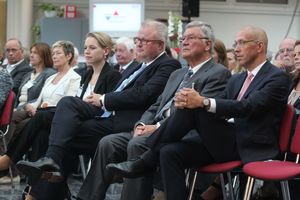  EZB-Direktor Jörg Asmussen, geschäftsführender Gesellschafter der Roth Industries Manfred Roth und Dr. Thomas Schäfer (v.r.n.l.) beim dritten Forum Wirtschaft und Wissenschaft im Roth Atrium in Dautphetal-Buchenau 