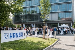  Zahlreiche Mitarbeiter und ihre Familien haben sich vor dem neuen Hansa-Firmengebäude zu einem Tag der offenen Tür zusammengefunden. 