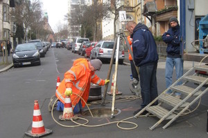  Der Trend der Kanalsanierung geht zu mehr Reparatur und Renovierung statt Erneuerung. Kanalrenovierung mit Schlauchliner und -endmanschetten in Kassel, Stadtteil West, März 2012. 