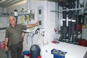  Martin Böcker, Installateur des Heizungssystems, erklärt die Funktionsweise der Kaskadenanlage von MHG 