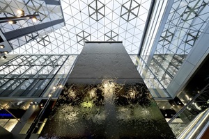  Wasserwand/Wasserturm im Foyer Bürogebäude; die Verdunstungsleistung pro Tag liegt bei ca. 450 l Wasser: ein vergleichbarer Pflanzenturm leistet ca. 300 l Befeuchtung pro Tag; 
