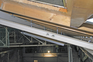  Die Aufhängung der Deckenstrahlbänder folgt exakt der Dachschräge. 