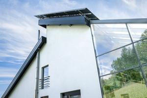  Gut zu erkennen: die großen Photovoltaik-Module auf dem Hausdach. 