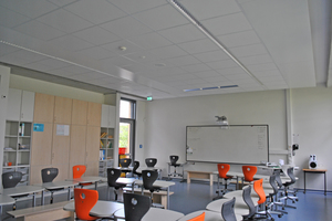  In den Klassenzimmern der Lindenschule Gronau wurden die Heiz-Kühlelemente als freie Deckensegel ausgebildet. Hier kommen die Vorteile der akustischen Optimierung besonders zum Tragen. 