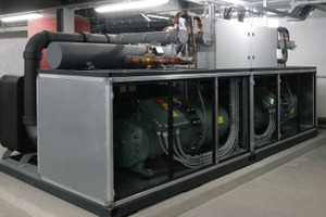  Eine Kältemaschine der Viessmann Gruppenfirma KWT nutzt die Abwärme und kühlt Rechenzentrum sowie Geräteprüfstände 