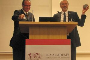  Prof. Roland Horne – Präsident der  International Geothermal Association (IGA) – und Prof. Rolf Bracke – Direktor des Internationalen Geothermiezentrums (GZB) – verkünden offiziell die Gründung der IGA Academy in Bochum 
