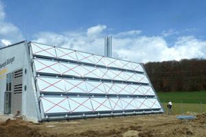  Ein Ritter XL Solar-Mitarbeiter überprüft die solarthermische Fassadenanlage am Büsinger Heizungshaus 