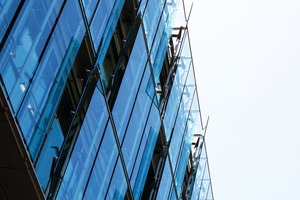  Für die Belüftung der eindrucksvollen Glasfassaden sorgen weit über 100 Antriebe 