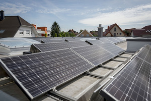  Diese PV-Anlage mit ?HIT?-Modulen und einer Leistung von 16 kWt ist auf einem Bungalow in Rüsselsheim montiert. Einen Teil des Solarstroms verbraucht die Familie selbst. 