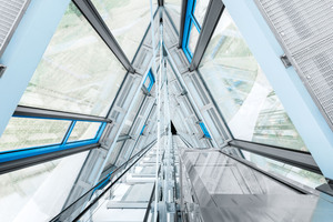  Verglaste Gebäudespitze mit Panorama-Aufzug 