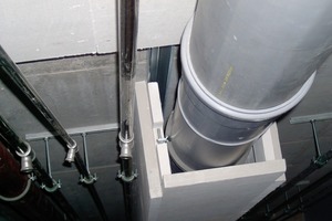  Bild 3: Bei dieser einwandigen Abgasleitung mit kraftschlüssiger Schellenverbindung wurde die erforderliche Längendehnung (ΔT = 70 K: 1,1 cm/m) missachtet; zudem gibt es keine Demontagemöglichkeit durch die Konstruktion und die Schachtverkleidung ist mangelhaft 