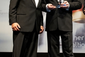  Dr. Carsten Voigtländer (rechts)  und NRW-Wirtschaftsminister Harry K. Voigtsberger bei der Verleihung des Deutschen Nachhaltigkeitspreis 
