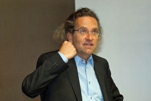  Univ.-Prof. Dr.-Ing. Dipl.-Phys. Klaus Peter Sedlbauer erklärte die Schnittstellenfunktion der Gebäudeautomation am Beispiel des NuOffice in München. 