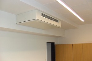  Beispiel für ein dezentrales Lüftungsgerät mit Wärmerückgewinnung: „LTM dezent“ – hier montiert in einer Schule, wo sich die Luftleistung automatisch bedarfsgesteuert regelt 