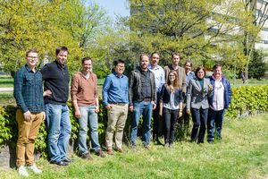  Absolventen des Lehrgangs „Vom Passiv- zum Plus-Energie-Haus“ mit ihrer Tutorin, Friederike Hassemer (zweite von rechts vorne), in der Pause des Abschlussworkshops im April 2015 an der TU Darmstadt.   