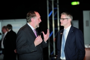  Prof. Schmickler im Gespräch mit Dr. Chr. Buhl am Rande des Auftakt-Events Sicher dabei! 2012 am 13. Februar in Berlin 