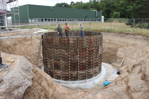  Betonhülle des Latent-Energiespeichers: Bei der Dimensionierung des Speichervolumens sind u.a. die volatile Energiezufuhr aus den Prüfständen, minimal und maximal zulässige Temperaturen für die Prüfstände sowie eine angenommene Betriebsunterbrechung des P 